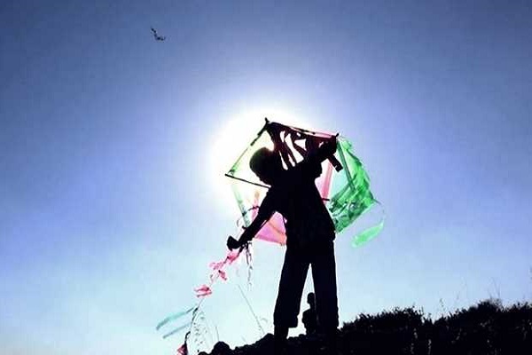 Filistinli gençlerin uçurtmaları siyonistlerin uykusunu Kaçırıyor Filistinli gençlerin uçurtmaları siyonistlerin uykusunu Kaçırıyor
