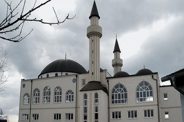 Avusturyalı Müslümanlar cami kapatma kararına tepkili Avusturyalı Müslümanlar cami kapatma kararına tepkili