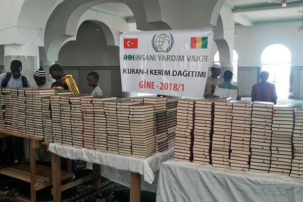 4 dilde 51 bin Kur’an-ı Kerim dağıttılar 4 dilde 51 bin Kur’an-ı Kerim dağıttılar