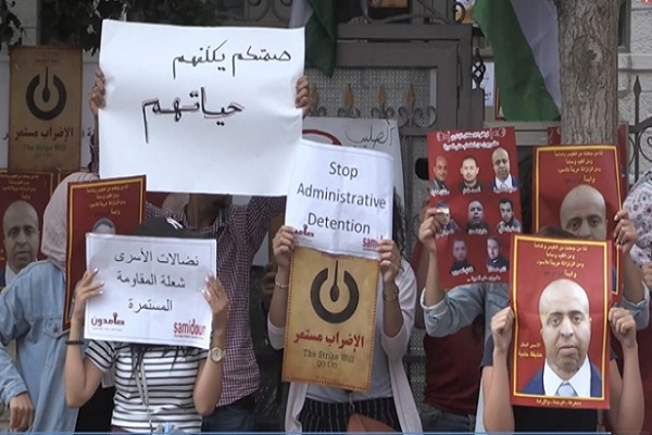 Filistinliler Kızılhaç'ı protesto etti