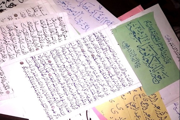 Genç Yemenli savaşın ve yoksunluğun ortasında Kur’an-ı Kerim yazıyor