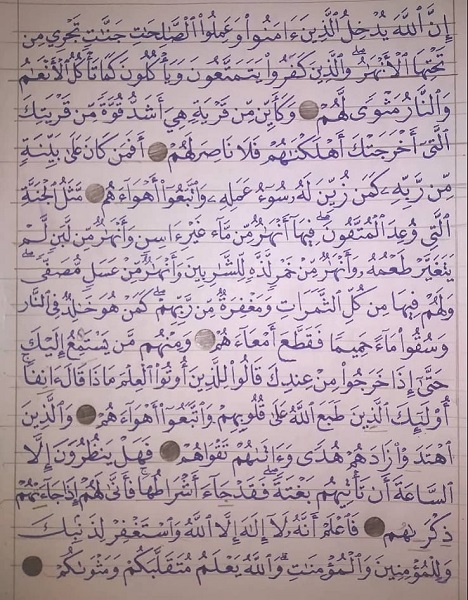 Genç Yemenli savaşın ve yoksunluğun ortasında Kur’an-ı Kerim yazıyor