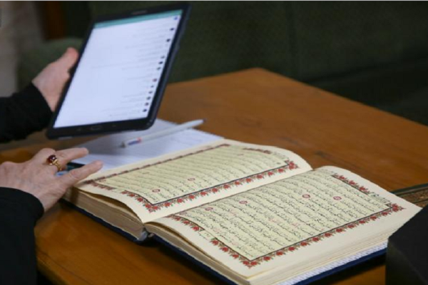 BAE Corona krizinde Kur’an eğitimi için teknolojiyi kullanıyor