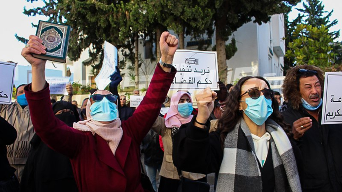 Tunuslular Kur’an Radyosunun kapatılmasını protesto etti