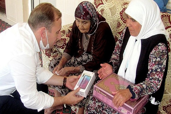 Görme engelli kadına elektronik Kur’an-ı Kerim