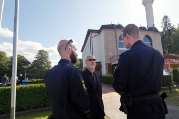 Stockholm'de Kur'an yakma provokasyonuna karşı Türk camisi önünde önlemler artırıldı