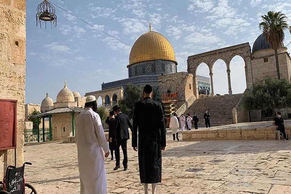 Siyonist yerleşimciler El Aksa Camii'ne saldırdı