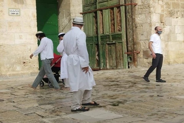 Siyonist yerleşimciler El Aksa Camii'ne saldırdı