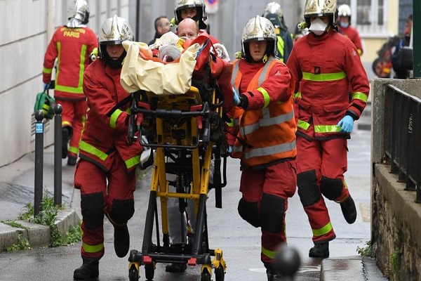 Paris'teki eski Charlie Hebdo ofisi yakınında bıçaklı saldırı