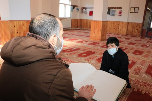 Görme engelli müezzin kabartma yazı ile Kur'an-ı Kerim öğretiyor