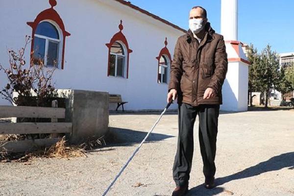 Görme engelli müezzin kabartma yazı ile Kur'an-ı Kerim öğretiyor