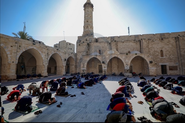 Gazze’de Cuma namazından kareler