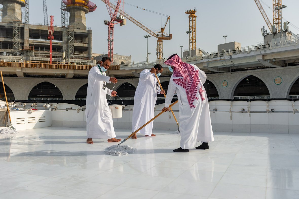 Kabe'nin çatısı 40 dakikadan daha  kısa sürede temizlendi