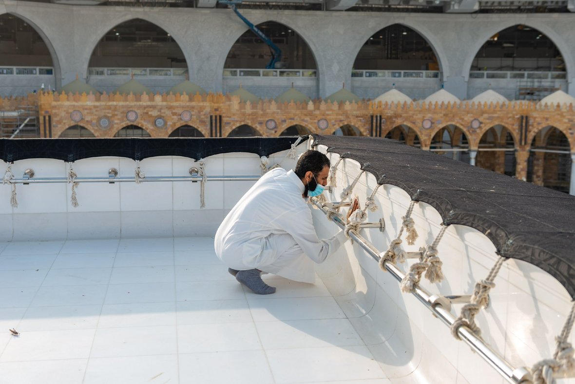 Kabe'nin çatısı 40 dakikadan daha  kısa sürede temizlendi