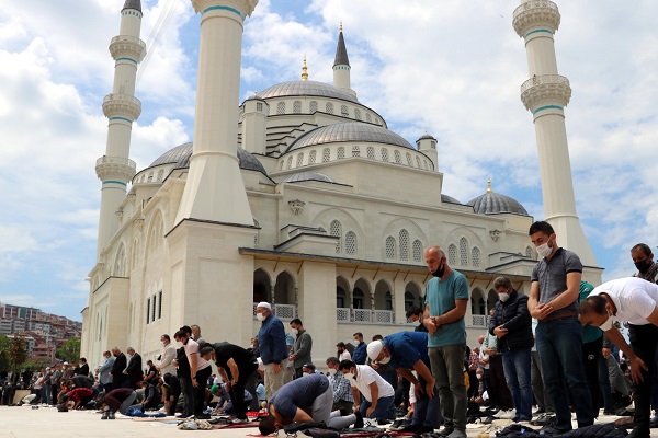 Cami ve mescitlerde normal saf düzenine geçiliyor