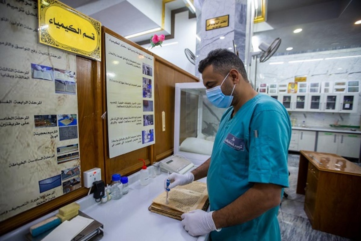Mukaddes Abbas Türbesi El Yazması Restorasyon Merkezi'nin çalışmaları