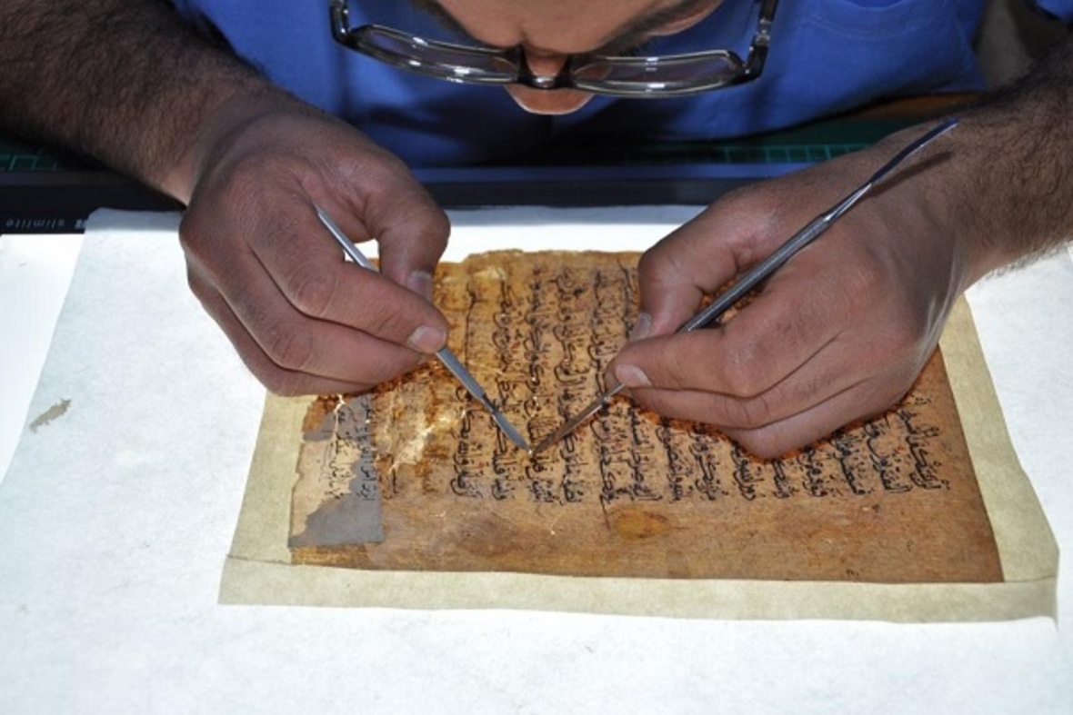 Mukaddes Abbas Türbesi El Yazması Restorasyon Merkezi'nin çalışmaları