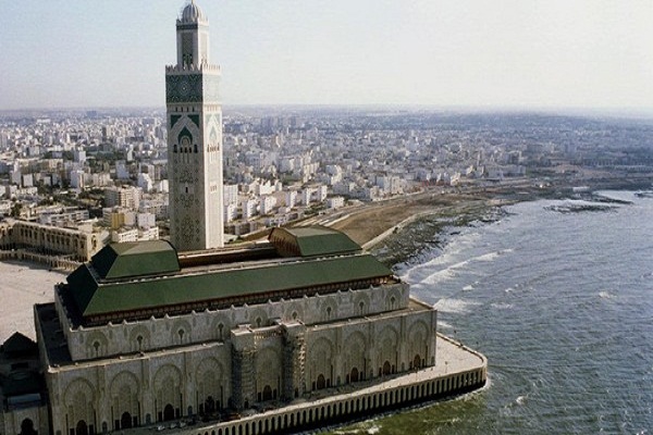 Fas’ta yüzer gibi görünen II Hasan Camii