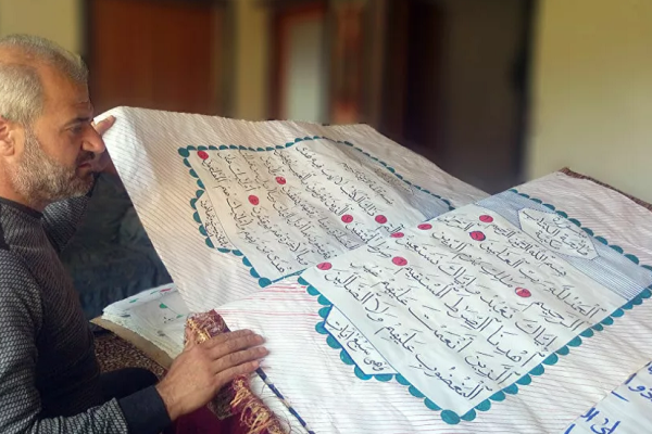 Suriye'de Kur’an en basit hat araçlarıyla yazılıyor