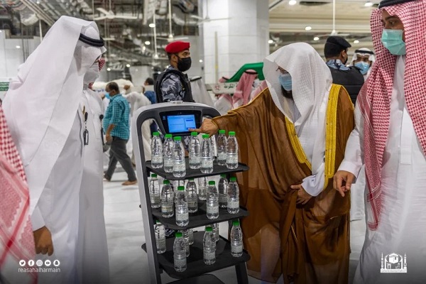 Zemzem suyunu Mescid-i Haram'da akıllı robotlar dağıtıyor