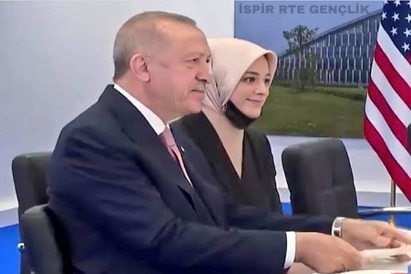 Erdoğan Biden ile görüşmesinde başörtülü çevirmen tercih etti