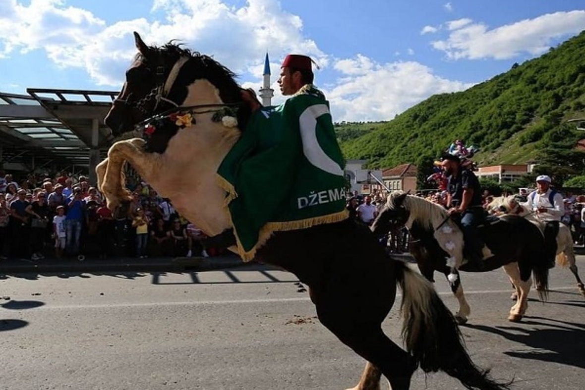 Şeyh Hasan Ahvaz dağının eteklerinde Bosna Müslümanlarının kutlaması