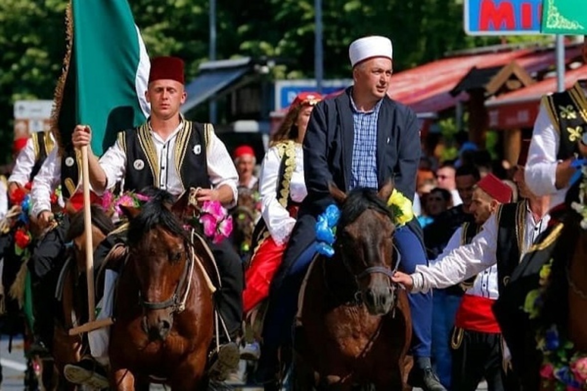 Şeyh Hasan Ahvaz dağının eteklerinde Bosna Müslümanlarının kutlaması