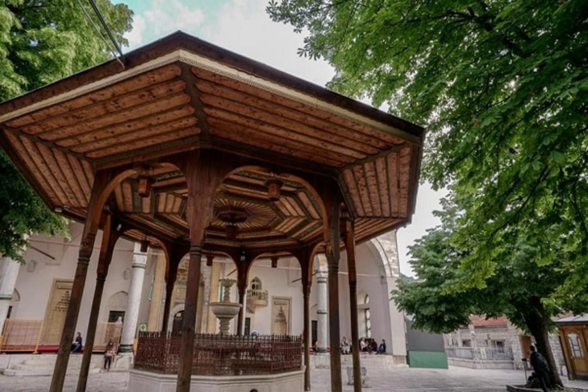 Gazi Hüsrev Bey camii;  Saraybosna'nın atan kalbi