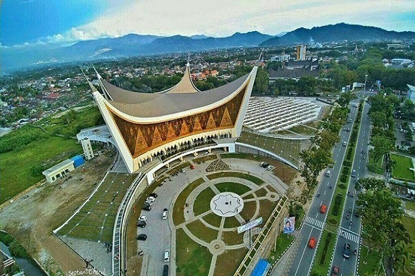 Sumatra Ulu Camii; yerel tasarımdan kubbesiz çatıya