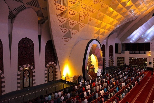 Sumatra Ulu Camii; yerel tasarımdan kubbesiz çatıya