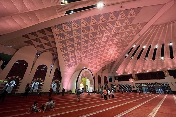 Sumatra Ulu Camii; yerel tasarımdan kubbesiz çatıya