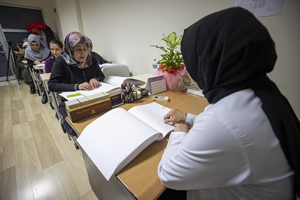 Görme engelli kursiyerler, Braille alfabesiyle Kur'an-ı Kerim'i hatmetti