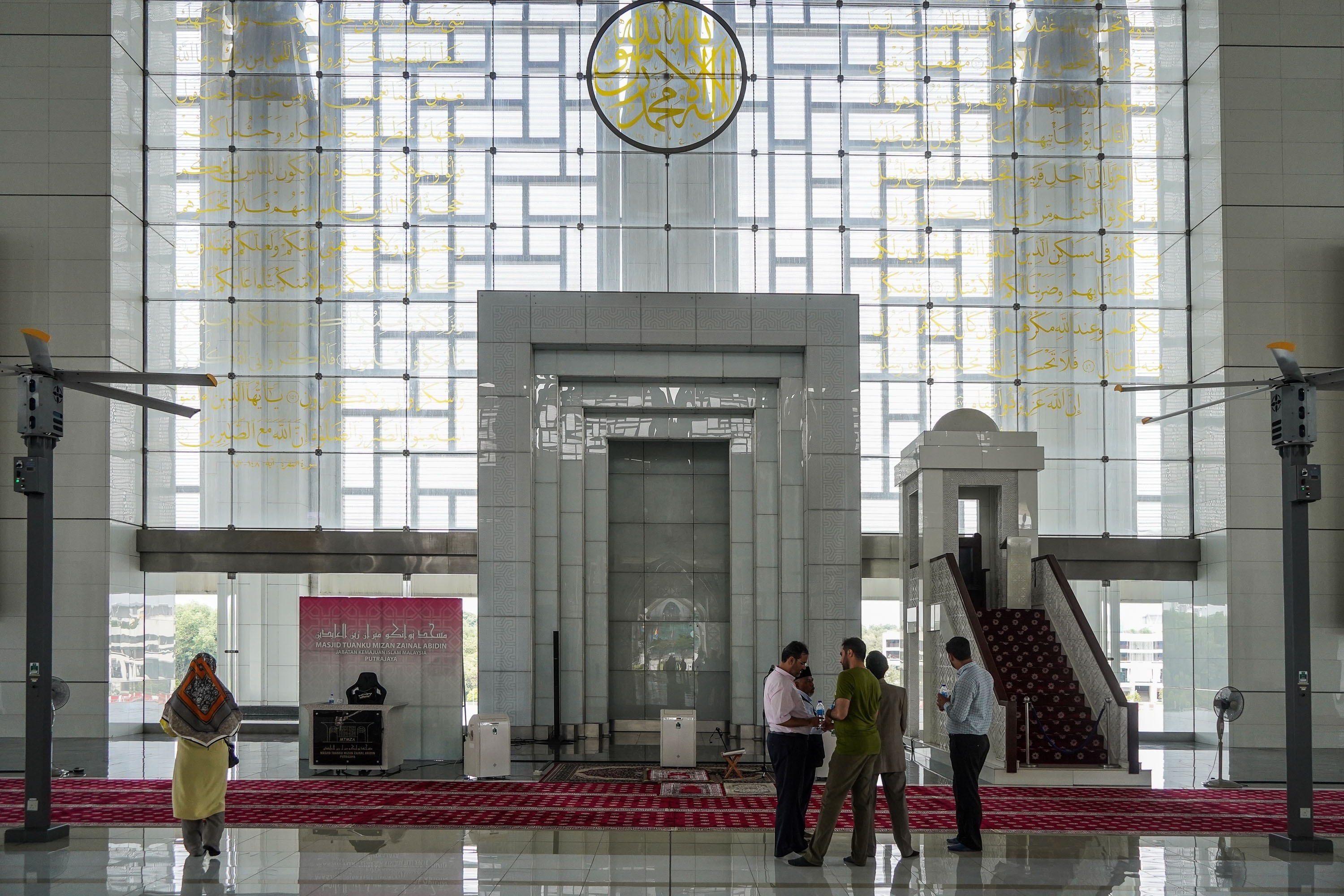 Malezya Demir Camii; Su üzerinde çelik bir yapı