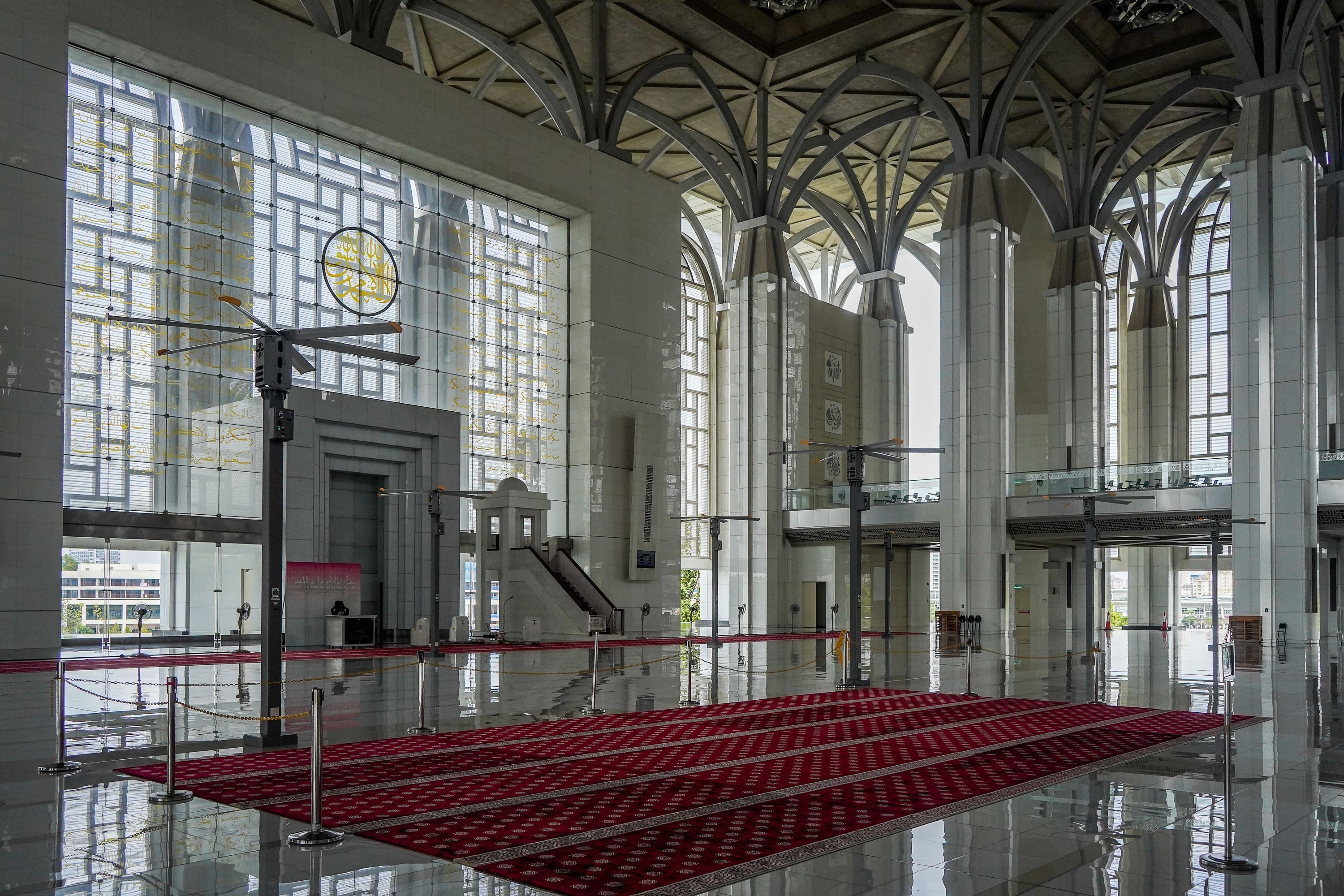 Malezya Demir Camii; Su üzerinde çelik bir yapı