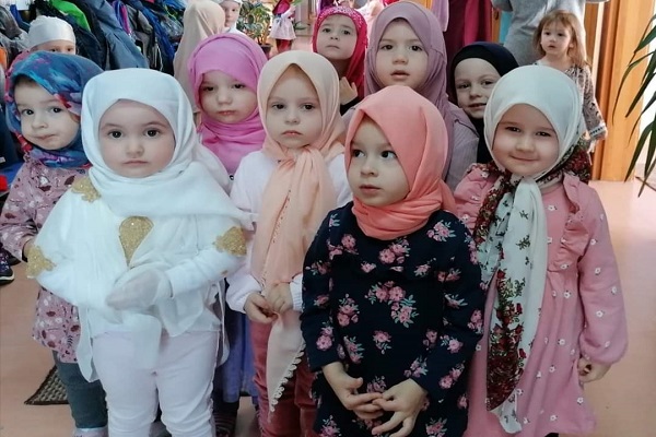 Bosna'da Müslüman kız ve öğretmenlerin festivali
