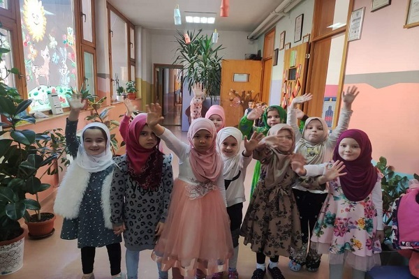 Bosna'da Müslüman kız ve öğretmenlerin festivali