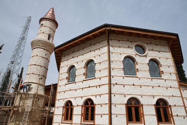Antalya'da yapılan 'düğmeli cami' nakış gibi işleniyor