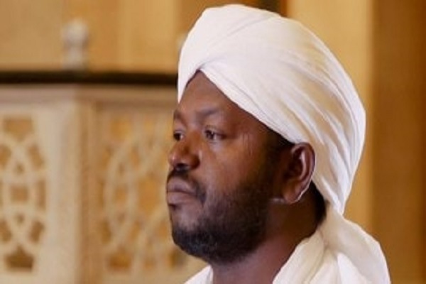 Sudanlı genç kârinin yerel tarzda Kur’an tilaveti