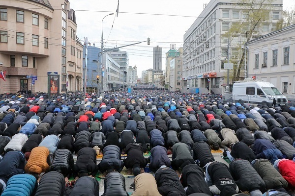 Rusya'nın başkentinde bayram namazı kılındı