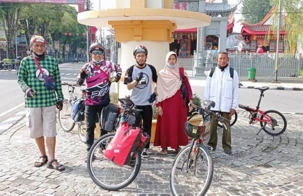Endonezyalı Kur’an öğretmeni bisikletiyle Hac yolunda!
