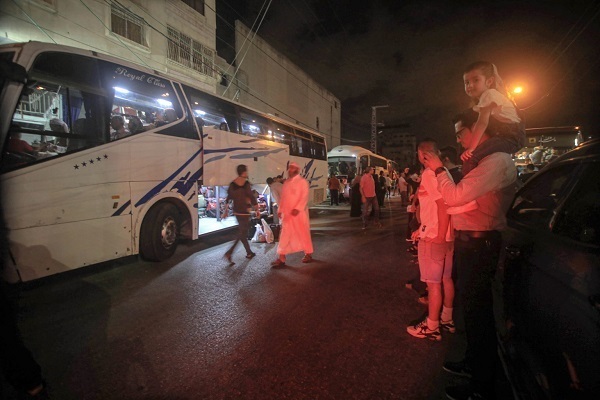 Gazze hacılarının ilk grubunu Hac'a gönderiyor
