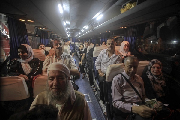 Gazze hacılarının ilk grubunu Hac'a gönderiyor