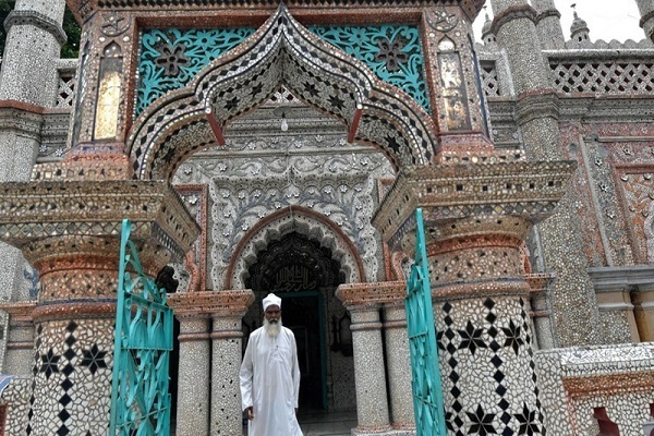 Bangladeş'te turistik cazibe; 32 minareli cami