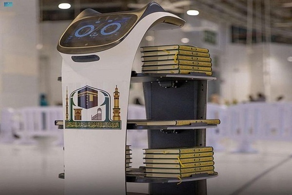 Mescid-i Haram'a Kur’an-ı Kerim dağıtan robotlar yerleştirildi