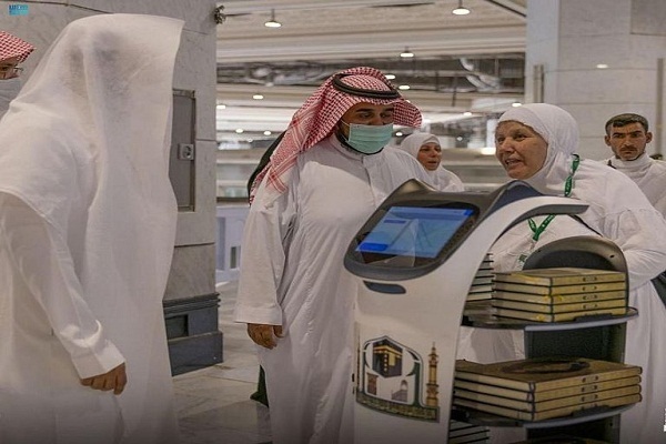 Mescid-i Haram'a Kur’an-ı Kerim dağıtan robotlar yerleştirildi