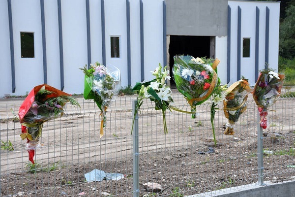 Srebrenitsa soykırımı kurbanlarının yakınları sevdiklerinin katledildikleri yerlerde dua etti