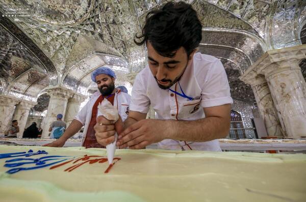 İmam Ali (a.s) türbesinde dünyanın en büyük pastası dağıtıldı