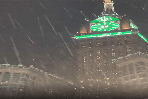 Kabe’ye İlâhî rahmet yağıyor