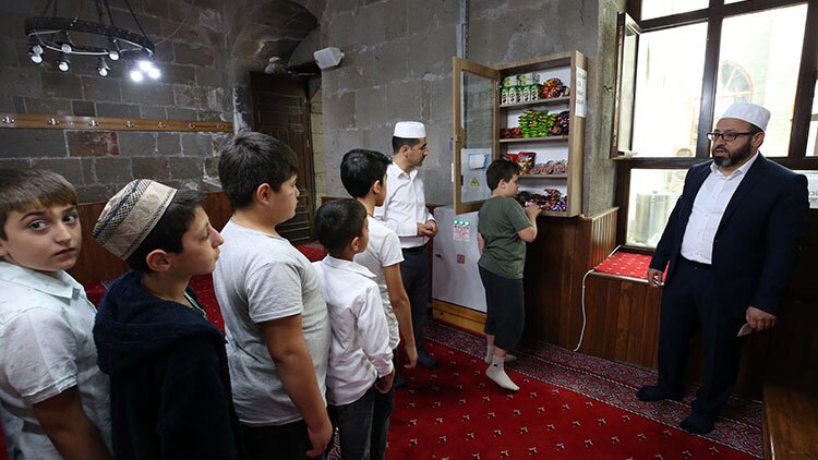 Cami imamı etkinliklerle yaz Kur'an kursunu öğrenciler için eğlenceli hale getirdi