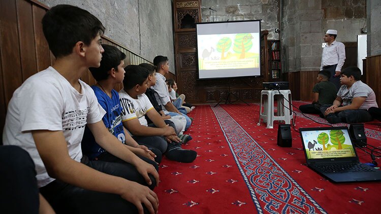 Cami imamı etkinliklerle yaz Kur'an kursunu öğrenciler için eğlenceli hale getirdi